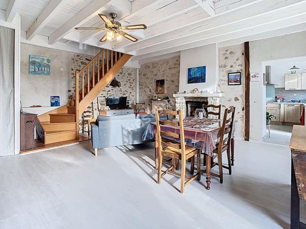 Venez découvrir sans plus tarder cette charmante maison idéalement située à proximité immédiate du bourg, à seulement 7 minutes de l'axe Nantes?Cholet et 15 minutes de Clisson.