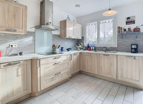 Venez découvrir sans plus tarder cette charmante maison idéalement située à proximité immédiate du bourg, à seulement 7 minutes de l'axe Nantes?Cholet et 15 minutes de Clisson.