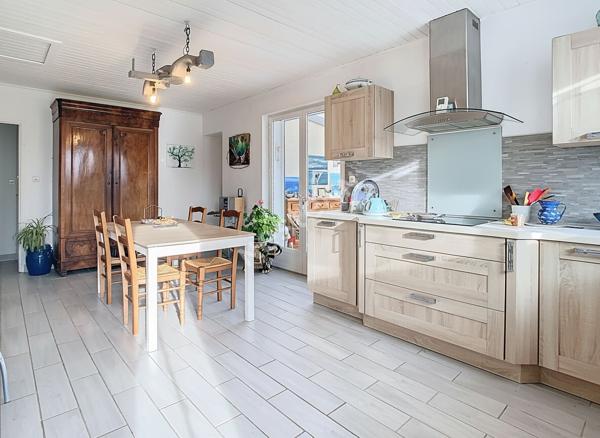 Venez découvrir sans plus tarder cette charmante maison idéalement située à proximité immédiate du bourg, à seulement 7 minutes de l'axe Nantes?Cholet et 15 minutes de Clisson.