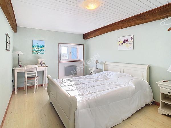 Venez découvrir sans plus tarder cette charmante maison idéalement située à proximité immédiate du bourg, à seulement 7 minutes de l'axe Nantes?Cholet et 15 minutes de Clisson.