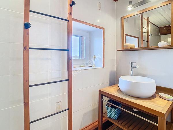 Venez découvrir sans plus tarder cette charmante maison idéalement située à proximité immédiate du bourg, à seulement 7 minutes de l'axe Nantes?Cholet et 15 minutes de Clisson.