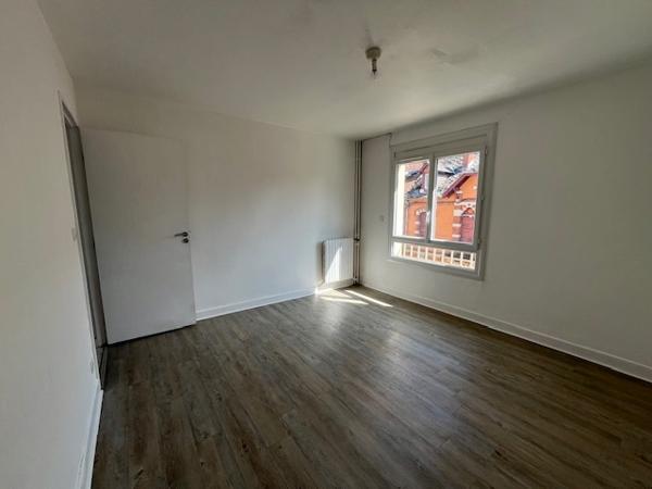 Vente
                Appartement75 m² - 4 Pièces -
                    TARBES (65000)