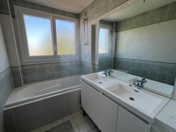 Vente
                Appartement75 m² - 4 Pièces -
                    TARBES (65000)