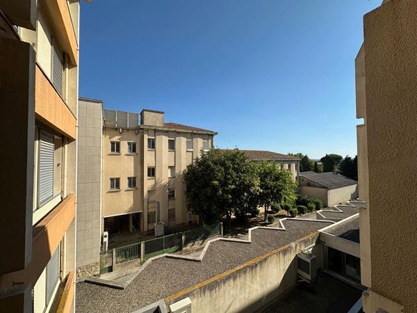 Studio à Carcassonne avec ascenseur dans immeuble bien entretenu proche des commerces et du centre