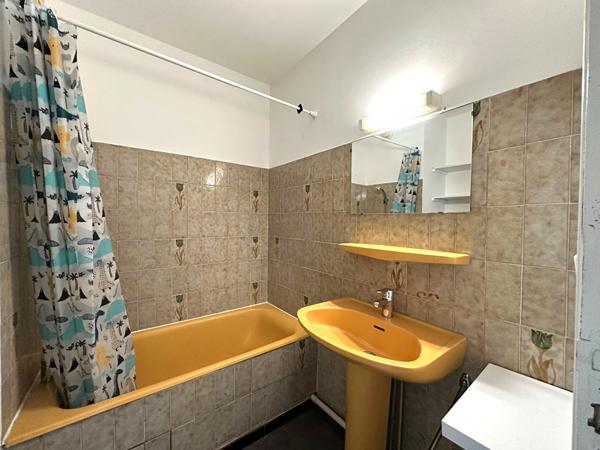 Studio à Carcassonne avec ascenseur dans immeuble bien entretenu proche des commerces et du centre