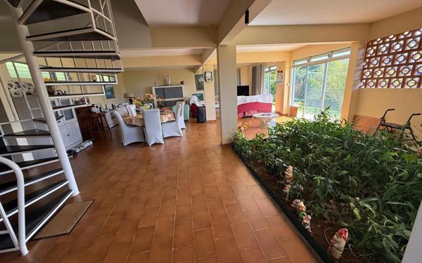 Maison à vendre    6 pièces •  Schoelcher