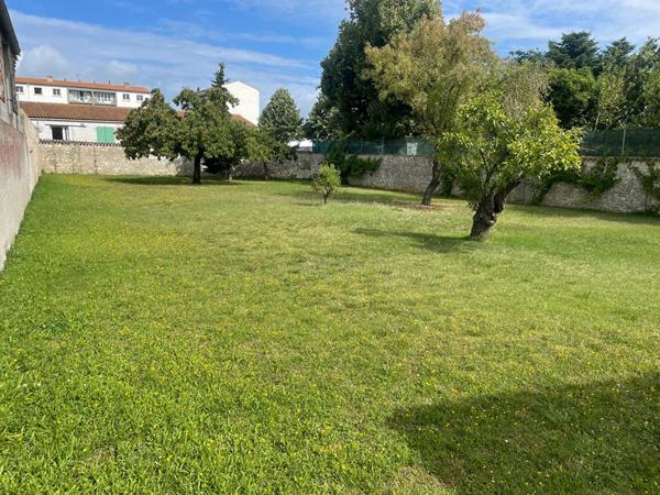 A VENDRE LA ROCHELLE - LALEU TERRAIN CONSTRUCTIBLE AVEC GARAGE A RÉNOVER.