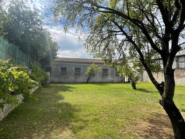 A VENDRE LA ROCHELLE - LALEU TERRAIN CONSTRUCTIBLE AVEC GARAGE A RÉNOVER.