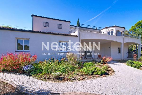 Villa contemporaine de 184m² avec 7 pièces sur un terrain de 2000m², vue panoramique, piscine et prestations haut de gamme.