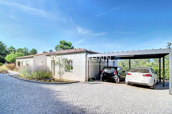 Villa contemporaine de 184m² avec 7 pièces sur un terrain de 2000m², vue panoramique, piscine et prestations haut de gamme.