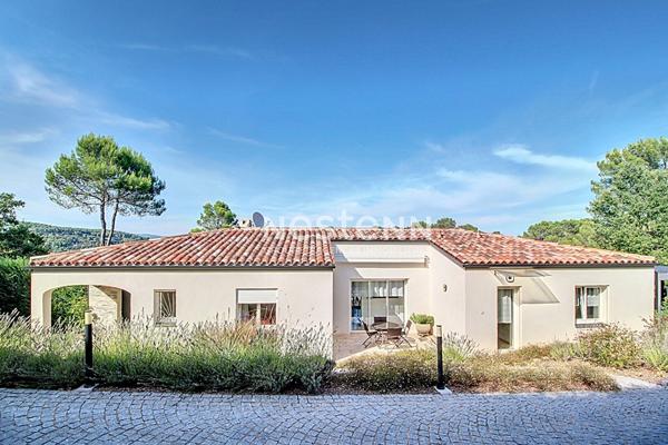 Villa contemporaine de 184m² avec 7 pièces sur un terrain de 2000m², vue panoramique, piscine et prestations haut de gamme.