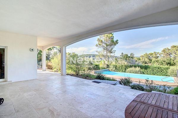 Villa contemporaine de 184m² avec 7 pièces sur un terrain de 2000m², vue panoramique, piscine et prestations haut de gamme.