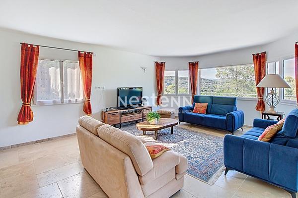 Villa contemporaine de 184m² avec 7 pièces sur un terrain de 2000m², vue panoramique, piscine et prestations haut de gamme.