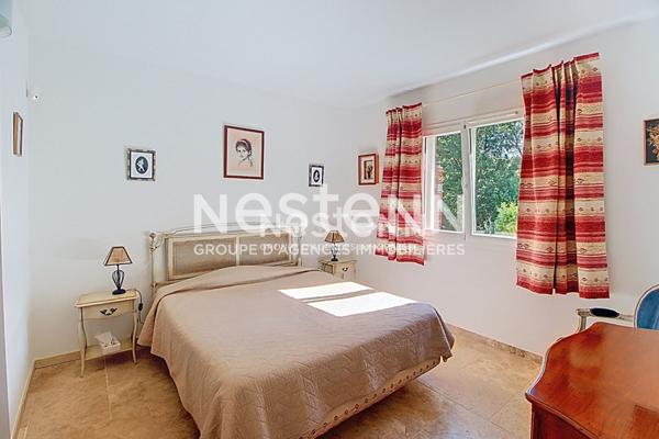 Villa contemporaine de 184m² avec 7 pièces sur un terrain de 2000m², vue panoramique, piscine et prestations haut de gamme.