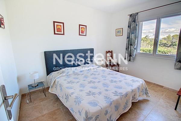 Villa contemporaine de 184m² avec 7 pièces sur un terrain de 2000m², vue panoramique, piscine et prestations haut de gamme.