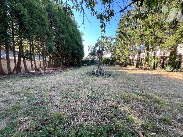 Au cœur de la ville,  terrain à bâtir, non viabilisé.