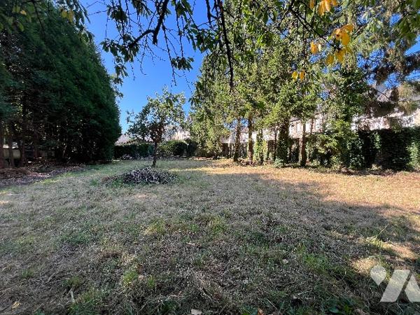 Au cœur de la ville,  terrain à bâtir, non viabilisé.