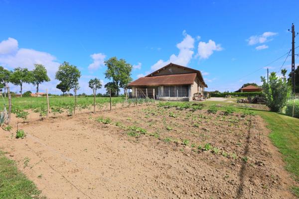 VIAGER OCCUPÉ Ferme avec grandes dépendances sur 2,8 hectares de terrain