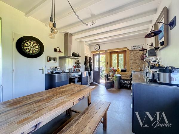 À VENDRE – LENTILLY – Maison de caractère au calme absolu – 295 000 € – Lentilly À l'écart du centre du village, dans un environnement calme et sans aucun vis-à-vis, cette maison de 71,17 m² Loi Carrez ( 90m² de surfaces habitables, 66m² sous-sol ) vous séduira par son cachet et son emplacement privilégié. Détails des diagnostics énergétiques