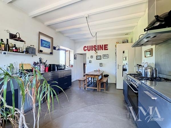 À VENDRE – LENTILLY – Maison de caractère au calme absolu – 295 000 € – Lentilly À l'écart du centre du village, dans un environnement calme et sans aucun vis-à-vis, cette maison de 71,17 m² Loi Carrez ( 90m² de surfaces habitables, 66m² sous-sol ) vous séduira par son cachet et son emplacement privilégié. Détails des diagnostics énergétiques
