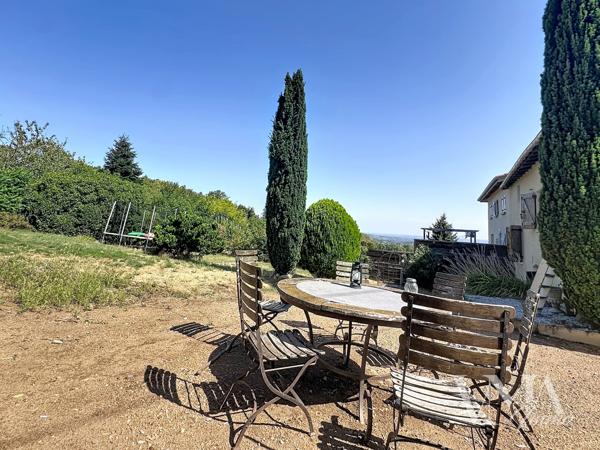 À VENDRE – LENTILLY – Maison de caractère au calme absolu – 295 000 € – Lentilly À l'écart du centre du village, dans un environnement calme et sans aucun vis-à-vis, cette maison de 71,17 m² Loi Carrez ( 90m² de surfaces habitables, 66m² sous-sol ) vous séduira par son cachet et son emplacement privilégié. Détails des diagnostics énergétiques