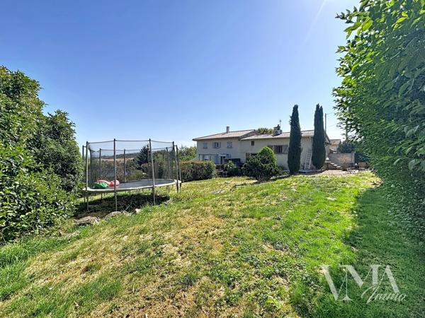 À VENDRE – LENTILLY – Maison de caractère au calme absolu – 295 000 € – Lentilly À l'écart du centre du village, dans un environnement calme et sans aucun vis-à-vis, cette maison de 71,17 m² Loi Carrez ( 90m² de surfaces habitables, 66m² sous-sol ) vous séduira par son cachet et son emplacement privilégié. Détails des diagnostics énergétiques