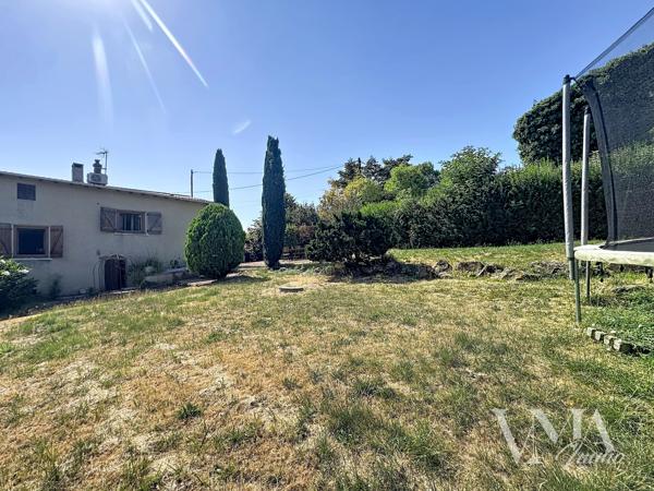 À VENDRE – LENTILLY – Maison de caractère au calme absolu – 295 000 € – Lentilly À l'écart du centre du village, dans un environnement calme et sans aucun vis-à-vis, cette maison de 71,17 m² Loi Carrez ( 90m² de surfaces habitables, 66m² sous-sol ) vous séduira par son cachet et son emplacement privilégié. Détails des diagnostics énergétiques