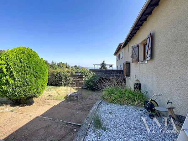 À VENDRE – LENTILLY – Maison de caractère au calme absolu – 295 000 € – Lentilly À l'écart du centre du village, dans un environnement calme et sans aucun vis-à-vis, cette maison de 71,17 m² Loi Carrez ( 90m² de surfaces habitables, 66m² sous-sol ) vous séduira par son cachet et son emplacement privilégié. Détails des diagnostics énergétiques