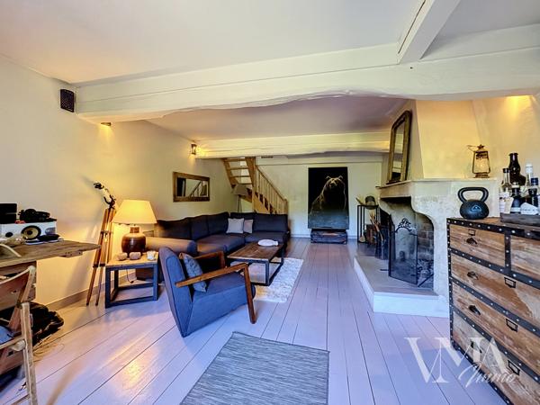 À VENDRE – LENTILLY – Maison de caractère au calme absolu – 295 000 € – Lentilly À l'écart du centre du village, dans un environnement calme et sans aucun vis-à-vis, cette maison de 71,17 m² Loi Carrez ( 90m² de surfaces habitables, 66m² sous-sol ) vous séduira par son cachet et son emplacement privilégié. Détails des diagnostics énergétiques
