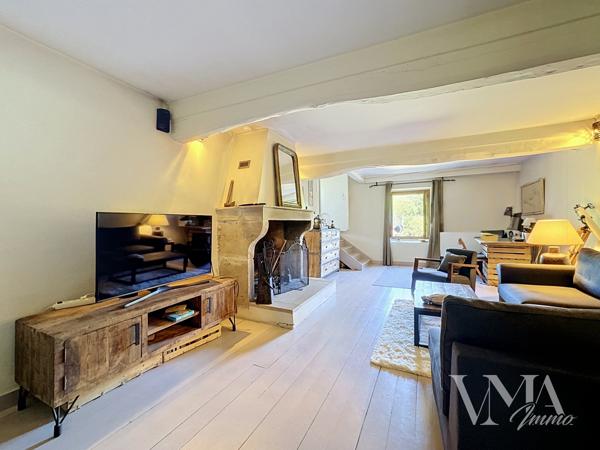 À VENDRE – LENTILLY – Maison de caractère au calme absolu – 295 000 € – Lentilly À l'écart du centre du village, dans un environnement calme et sans aucun vis-à-vis, cette maison de 71,17 m² Loi Carrez ( 90m² de surfaces habitables, 66m² sous-sol ) vous séduira par son cachet et son emplacement privilégié. Détails des diagnostics énergétiques