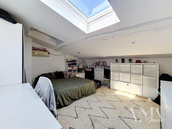 À VENDRE – LENTILLY – Maison de caractère au calme absolu – 295 000 € – Lentilly À l'écart du centre du village, dans un environnement calme et sans aucun vis-à-vis, cette maison de 71,17 m² Loi Carrez ( 90m² de surfaces habitables, 66m² sous-sol ) vous séduira par son cachet et son emplacement privilégié. Détails des diagnostics énergétiques