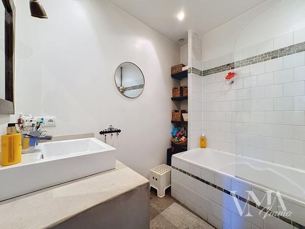 À VENDRE – LENTILLY – Maison de caractère au calme absolu – 295 000 € – Lentilly À l'écart du centre du village, dans un environnement calme et sans aucun vis-à-vis, cette maison de 71,17 m² Loi Carrez ( 90m² de surfaces habitables, 66m² sous-sol ) vous séduira par son cachet et son emplacement privilégié. Détails des diagnostics énergétiques