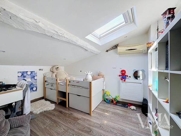 À VENDRE – LENTILLY – Maison de caractère au calme absolu – 295 000 € – Lentilly À l'écart du centre du village, dans un environnement calme et sans aucun vis-à-vis, cette maison de 71,17 m² Loi Carrez ( 90m² de surfaces habitables, 66m² sous-sol ) vous séduira par son cachet et son emplacement privilégié. Détails des diagnostics énergétiques