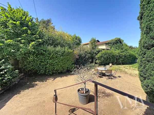 À VENDRE – LENTILLY – Maison de caractère au calme absolu – 295 000 € – Lentilly À l'écart du centre du village, dans un environnement calme et sans aucun vis-à-vis, cette maison de 71,17 m² Loi Carrez ( 90m² de surfaces habitables, 66m² sous-sol ) vous séduira par son cachet et son emplacement privilégié. Détails des diagnostics énergétiques
