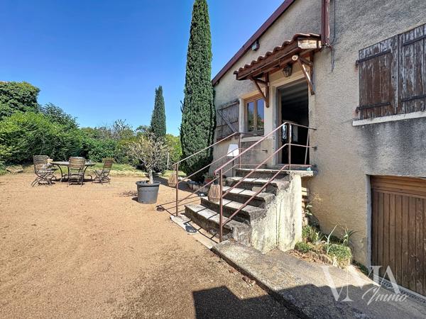 À VENDRE – LENTILLY – Maison de caractère au calme absolu – 295 000 € – Lentilly À l'écart du centre du village, dans un environnement calme et sans aucun vis-à-vis, cette maison de 71,17 m² Loi Carrez ( 90m² de surfaces habitables, 66m² sous-sol ) vous séduira par son cachet et son emplacement privilégié. Détails des diagnostics énergétiques