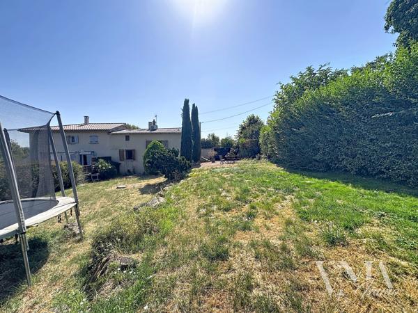 À VENDRE – LENTILLY – Maison de caractère au calme absolu – 295 000 € – Lentilly À l'écart du centre du village, dans un environnement calme et sans aucun vis-à-vis, cette maison de 71,17 m² Loi Carrez ( 90m² de surfaces habitables, 66m² sous-sol ) vous séduira par son cachet et son emplacement privilégié. Détails des diagnostics énergétiques