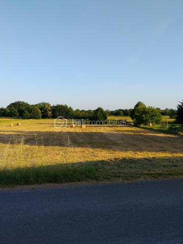 Superbe terrain plat en bordure d une petite route dans un quartier recherché.
A proximité de la forêt et près du charmant bourg du Fleix où vous trouverez tous les commerces de proximité.
Terrain avec CU.
5990 m2