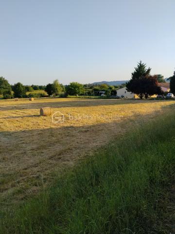 Superbe terrain plat en bordure d une petite route dans un quartier recherché.
A proximité de la forêt et près du charmant bourg du Fleix où vous trouverez tous les commerces de proximité.
Terrain avec CU.
5990 m2