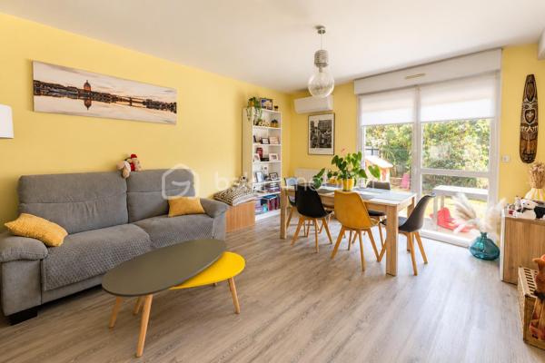 Dans un environnement calme et recherché, au sein d'une petite copropriété sécurisée avec piscine et bénéficiant de faibles charges d'environ 60 € par mois, découvrez cette agréable maison familiale de 4 chambres, parfaitement entretenue et ne nécessitant aucun travaux.

Dès l'entrée, vous apprécierez la fonctionnalité des espaces avec un hall équipé d'un placard de rangement ainsi que des toilettes indépendantes. Le rez-de-chaussée se compose d'un séjour lumineux et d'une cuisine, tous deux ouverts sur le jardin, offrant un cadre de vie agréable et convivial pour profiter pleinement des beaux jours.

À l'étage, l'espace nuit se compose de quatre chambres, dont une disposant de sa propre salle d'eau privative. Une salle d'eau indépendante ainsi que des toilettes séparées viennent compléter ce niveau pour un confort optimal au quotidien.

La maison bénéficie également d'un garage et de la climatisation, garantissant un confort appréciable en toute saison.

Vous serez séduits par son emplacement privilégié, à proximité immédiate des commerces, des écoles et des transports. La ligne de bus L11, accessible à quelques pas, permet notamment de rejoindre rapidement le métro Basso Cambo et facilite les déplacements vers Toulouse et son agglomération.

Une maison idéale pour une famille à la recherche d'un cadre de vie pratique, confortable et sécurisé. Contactez-moi sans tarder pour plus d'informations ou organiser une visite.