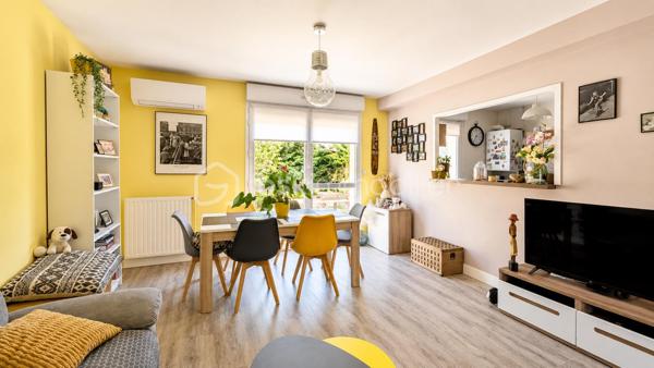 Dans un environnement calme et recherché, au sein d'une petite copropriété sécurisée avec piscine et bénéficiant de faibles charges d'environ 60 € par mois, découvrez cette agréable maison familiale de 4 chambres, parfaitement entretenue et ne nécessitant aucun travaux.

Dès l'entrée, vous apprécierez la fonctionnalité des espaces avec un hall équipé d'un placard de rangement ainsi que des toilettes indépendantes. Le rez-de-chaussée se compose d'un séjour lumineux et d'une cuisine, tous deux ouverts sur le jardin, offrant un cadre de vie agréable et convivial pour profiter pleinement des beaux jours.

À l'étage, l'espace nuit se compose de quatre chambres, dont une disposant de sa propre salle d'eau privative. Une salle d'eau indépendante ainsi que des toilettes séparées viennent compléter ce niveau pour un confort optimal au quotidien.

La maison bénéficie également d'un garage et de la climatisation, garantissant un confort appréciable en toute saison.

Vous serez séduits par son emplacement privilégié, à proximité immédiate des commerces, des écoles et des transports. La ligne de bus L11, accessible à quelques pas, permet notamment de rejoindre rapidement le métro Basso Cambo et facilite les déplacements vers Toulouse et son agglomération.

Une maison idéale pour une famille à la recherche d'un cadre de vie pratique, confortable et sécurisé. Contactez-moi sans tarder pour plus d'informations ou organiser une visite.