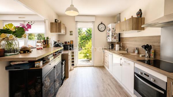 Dans un environnement calme et recherché, au sein d'une petite copropriété sécurisée avec piscine et bénéficiant de faibles charges d'environ 60 € par mois, découvrez cette agréable maison familiale de 4 chambres, parfaitement entretenue et ne nécessitant aucun travaux.

Dès l'entrée, vous apprécierez la fonctionnalité des espaces avec un hall équipé d'un placard de rangement ainsi que des toilettes indépendantes. Le rez-de-chaussée se compose d'un séjour lumineux et d'une cuisine, tous deux ouverts sur le jardin, offrant un cadre de vie agréable et convivial pour profiter pleinement des beaux jours.

À l'étage, l'espace nuit se compose de quatre chambres, dont une disposant de sa propre salle d'eau privative. Une salle d'eau indépendante ainsi que des toilettes séparées viennent compléter ce niveau pour un confort optimal au quotidien.

La maison bénéficie également d'un garage et de la climatisation, garantissant un confort appréciable en toute saison.

Vous serez séduits par son emplacement privilégié, à proximité immédiate des commerces, des écoles et des transports. La ligne de bus L11, accessible à quelques pas, permet notamment de rejoindre rapidement le métro Basso Cambo et facilite les déplacements vers Toulouse et son agglomération.

Une maison idéale pour une famille à la recherche d'un cadre de vie pratique, confortable et sécurisé. Contactez-moi sans tarder pour plus d'informations ou organiser une visite.