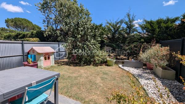 Dans un environnement calme et recherché, au sein d'une petite copropriété sécurisée avec piscine et bénéficiant de faibles charges d'environ 60 € par mois, découvrez cette agréable maison familiale de 4 chambres, parfaitement entretenue et ne nécessitant aucun travaux.

Dès l'entrée, vous apprécierez la fonctionnalité des espaces avec un hall équipé d'un placard de rangement ainsi que des toilettes indépendantes. Le rez-de-chaussée se compose d'un séjour lumineux et d'une cuisine, tous deux ouverts sur le jardin, offrant un cadre de vie agréable et convivial pour profiter pleinement des beaux jours.

À l'étage, l'espace nuit se compose de quatre chambres, dont une disposant de sa propre salle d'eau privative. Une salle d'eau indépendante ainsi que des toilettes séparées viennent compléter ce niveau pour un confort optimal au quotidien.

La maison bénéficie également d'un garage et de la climatisation, garantissant un confort appréciable en toute saison.

Vous serez séduits par son emplacement privilégié, à proximité immédiate des commerces, des écoles et des transports. La ligne de bus L11, accessible à quelques pas, permet notamment de rejoindre rapidement le métro Basso Cambo et facilite les déplacements vers Toulouse et son agglomération.

Une maison idéale pour une famille à la recherche d'un cadre de vie pratique, confortable et sécurisé. Contactez-moi sans tarder pour plus d'informations ou organiser une visite.