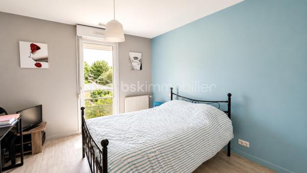 Dans un environnement calme et recherché, au sein d'une petite copropriété sécurisée avec piscine et bénéficiant de faibles charges d'environ 60 € par mois, découvrez cette agréable maison familiale de 4 chambres, parfaitement entretenue et ne nécessitant aucun travaux.

Dès l'entrée, vous apprécierez la fonctionnalité des espaces avec un hall équipé d'un placard de rangement ainsi que des toilettes indépendantes. Le rez-de-chaussée se compose d'un séjour lumineux et d'une cuisine, tous deux ouverts sur le jardin, offrant un cadre de vie agréable et convivial pour profiter pleinement des beaux jours.

À l'étage, l'espace nuit se compose de quatre chambres, dont une disposant de sa propre salle d'eau privative. Une salle d'eau indépendante ainsi que des toilettes séparées viennent compléter ce niveau pour un confort optimal au quotidien.

La maison bénéficie également d'un garage et de la climatisation, garantissant un confort appréciable en toute saison.

Vous serez séduits par son emplacement privilégié, à proximité immédiate des commerces, des écoles et des transports. La ligne de bus L11, accessible à quelques pas, permet notamment de rejoindre rapidement le métro Basso Cambo et facilite les déplacements vers Toulouse et son agglomération.

Une maison idéale pour une famille à la recherche d'un cadre de vie pratique, confortable et sécurisé. Contactez-moi sans tarder pour plus d'informations ou organiser une visite.