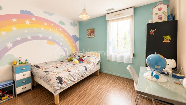 Dans un environnement calme et recherché, au sein d'une petite copropriété sécurisée avec piscine et bénéficiant de faibles charges d'environ 60 € par mois, découvrez cette agréable maison familiale de 4 chambres, parfaitement entretenue et ne nécessitant aucun travaux.

Dès l'entrée, vous apprécierez la fonctionnalité des espaces avec un hall équipé d'un placard de rangement ainsi que des toilettes indépendantes. Le rez-de-chaussée se compose d'un séjour lumineux et d'une cuisine, tous deux ouverts sur le jardin, offrant un cadre de vie agréable et convivial pour profiter pleinement des beaux jours.

À l'étage, l'espace nuit se compose de quatre chambres, dont une disposant de sa propre salle d'eau privative. Une salle d'eau indépendante ainsi que des toilettes séparées viennent compléter ce niveau pour un confort optimal au quotidien.

La maison bénéficie également d'un garage et de la climatisation, garantissant un confort appréciable en toute saison.

Vous serez séduits par son emplacement privilégié, à proximité immédiate des commerces, des écoles et des transports. La ligne de bus L11, accessible à quelques pas, permet notamment de rejoindre rapidement le métro Basso Cambo et facilite les déplacements vers Toulouse et son agglomération.

Une maison idéale pour une famille à la recherche d'un cadre de vie pratique, confortable et sécurisé. Contactez-moi sans tarder pour plus d'informations ou organiser une visite.