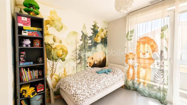 Dans un environnement calme et recherché, au sein d'une petite copropriété sécurisée avec piscine et bénéficiant de faibles charges d'environ 60 € par mois, découvrez cette agréable maison familiale de 4 chambres, parfaitement entretenue et ne nécessitant aucun travaux.

Dès l'entrée, vous apprécierez la fonctionnalité des espaces avec un hall équipé d'un placard de rangement ainsi que des toilettes indépendantes. Le rez-de-chaussée se compose d'un séjour lumineux et d'une cuisine, tous deux ouverts sur le jardin, offrant un cadre de vie agréable et convivial pour profiter pleinement des beaux jours.

À l'étage, l'espace nuit se compose de quatre chambres, dont une disposant de sa propre salle d'eau privative. Une salle d'eau indépendante ainsi que des toilettes séparées viennent compléter ce niveau pour un confort optimal au quotidien.

La maison bénéficie également d'un garage et de la climatisation, garantissant un confort appréciable en toute saison.

Vous serez séduits par son emplacement privilégié, à proximité immédiate des commerces, des écoles et des transports. La ligne de bus L11, accessible à quelques pas, permet notamment de rejoindre rapidement le métro Basso Cambo et facilite les déplacements vers Toulouse et son agglomération.

Une maison idéale pour une famille à la recherche d'un cadre de vie pratique, confortable et sécurisé. Contactez-moi sans tarder pour plus d'informations ou organiser une visite.