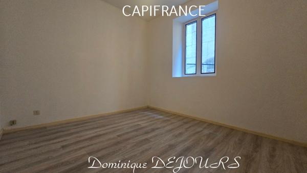 Maison composée de 2 appartements (57 et 43m²) et d'un grand garage de 100m².