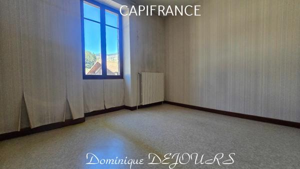 Maison composée de 2 appartements (57 et 43m²) et d'un grand garage de 100m².