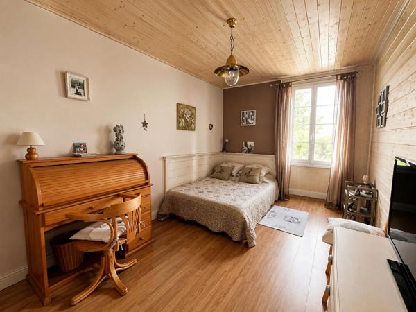 Maison d'habitation 7 pièces à vendre plus trois revenus locatifs MATHA (17)