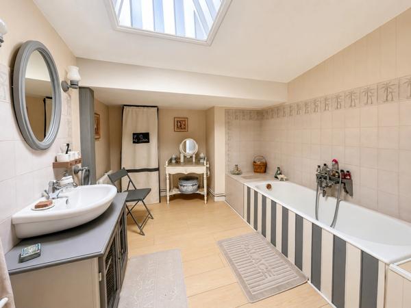 Maison d'habitation 7 pièces à vendre plus trois revenus locatifs MATHA (17)