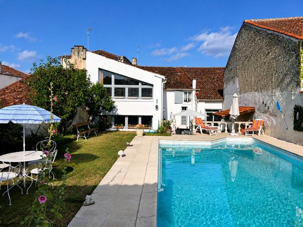 Maison d'habitation 7 pièces à vendre plus trois revenus locatifs MATHA (17)